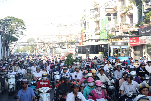 Đường Sài Gòn kẹt nặng vì tai nạn giao thông ảnh 1